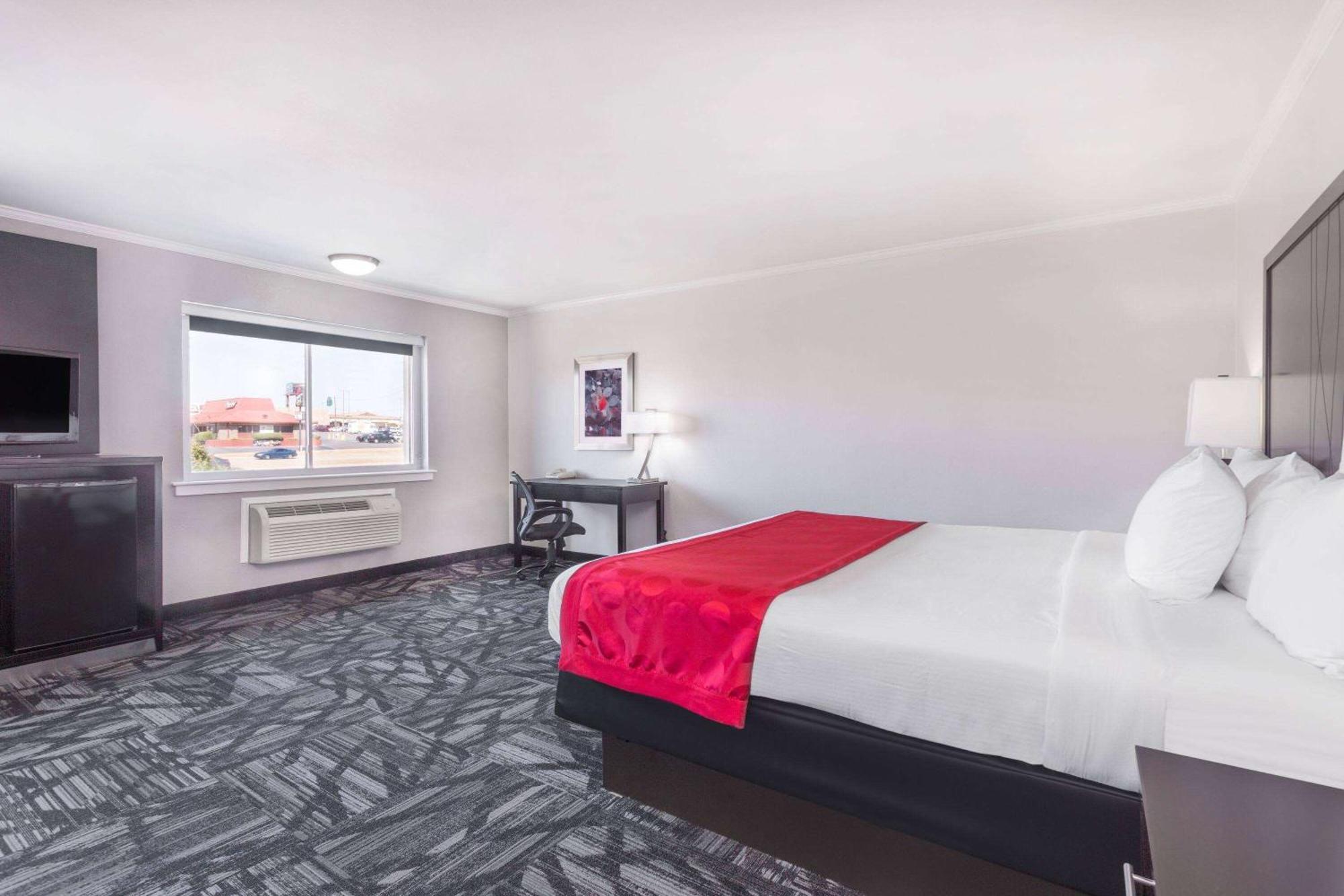 Ramada By Wyndham Tuscaloosa Hotel Exterior photo