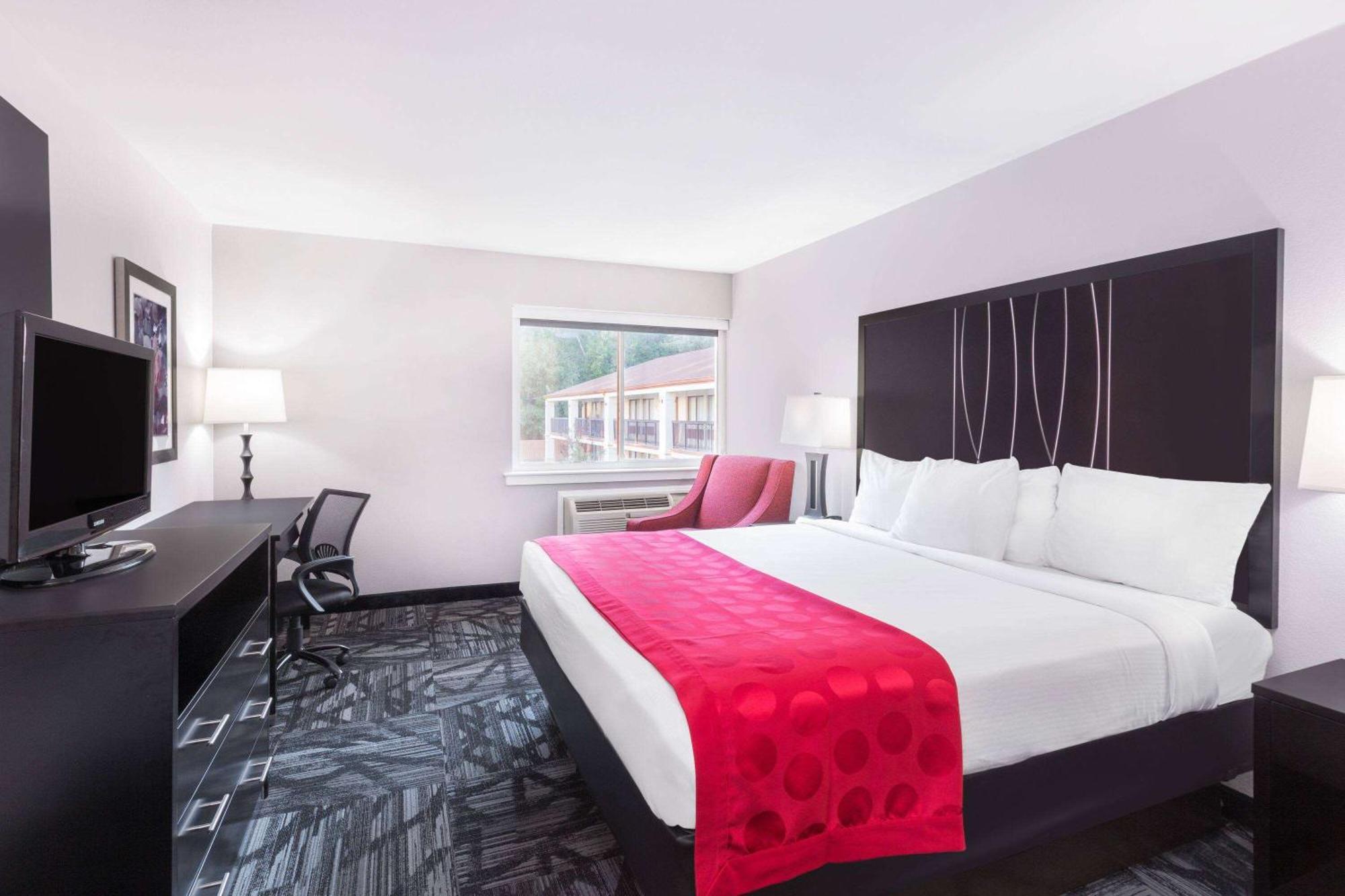 Ramada By Wyndham Tuscaloosa Hotel Exterior photo