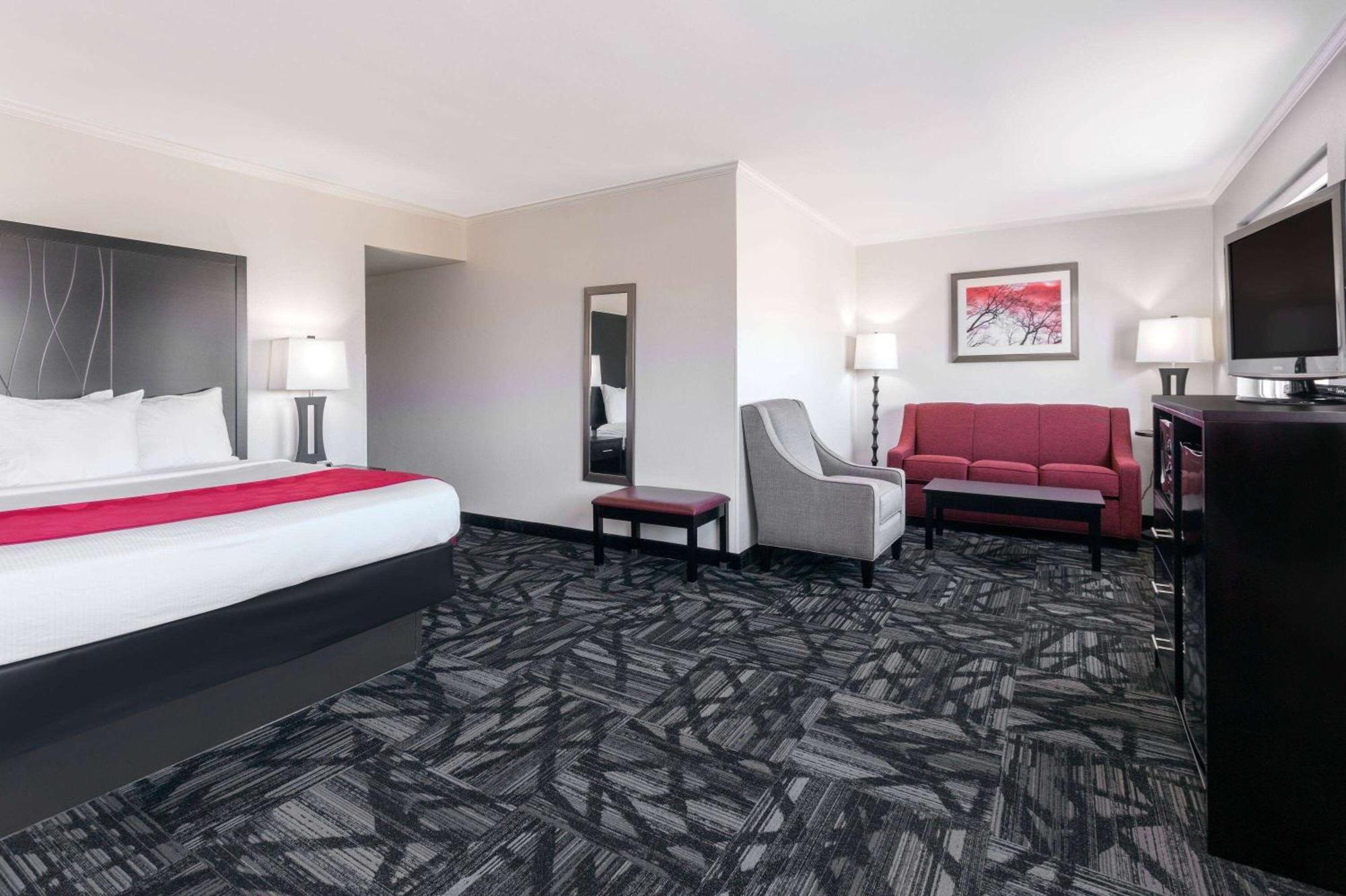 Ramada By Wyndham Tuscaloosa Hotel Exterior photo